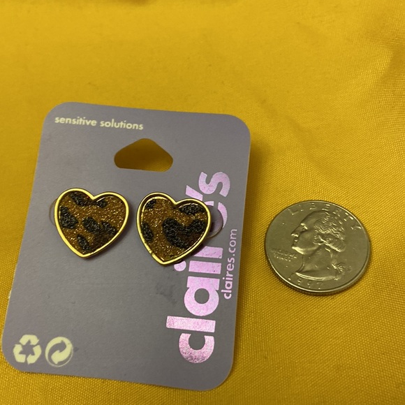 Claire’s women’s leopard heart shaped leopard print earrings NWT 🤩 - Picture 4 of 5